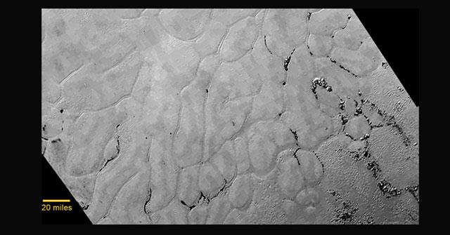 冥王星爱心内有一片银色冰冻平原
