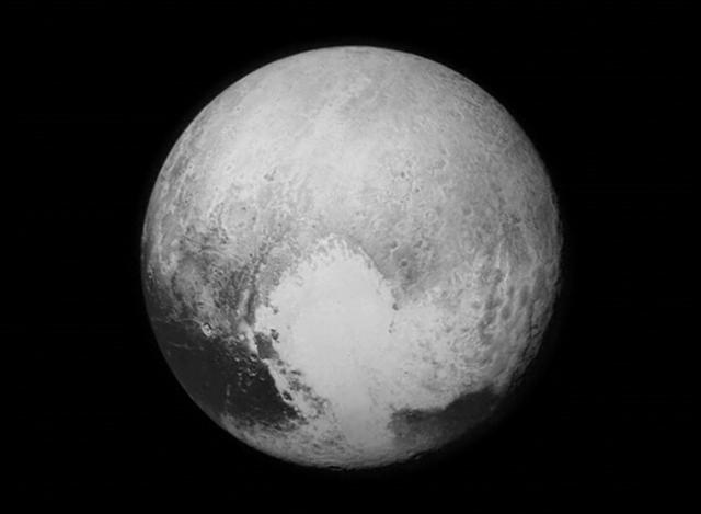 冥王星最新彩照曝光：令人吃驚的美